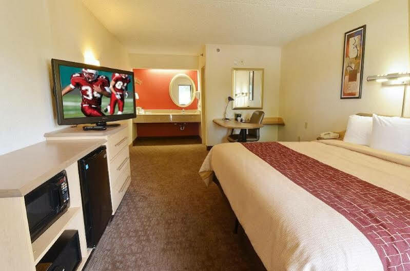 Red Roof Inn Fairmont Dış mekan fotoğraf